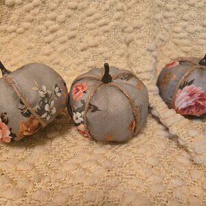 NWOT Set of 3 Farmhouse Pumpkins